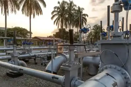 Tuberías del Sistema de Oleoducto Transecuatoriano (Sote) transportando crudo con nueva tarifa de US$30 por barril