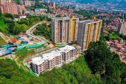 Familia revisando planos de una casa VIS con tope de $235 millones en pesos colombianos, sin ajustes por salario mínimo