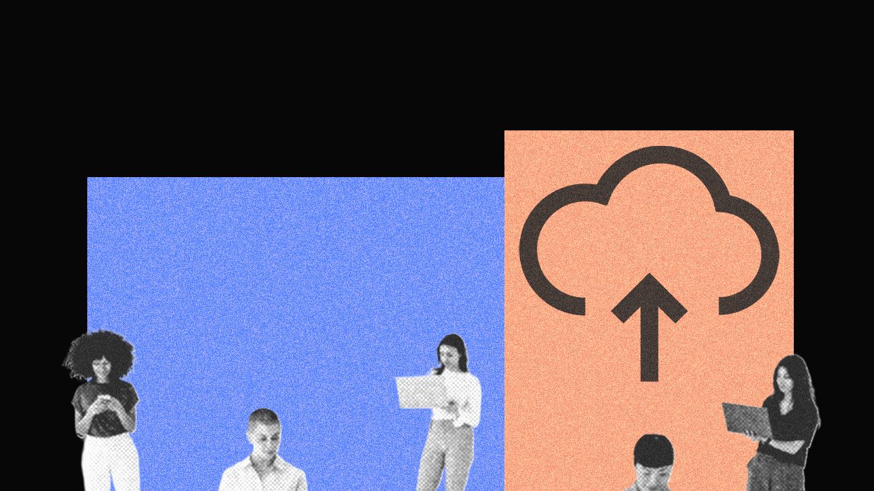Dos investigadores de IA en una reunión estratégica, analizando datos confidenciales para entrenar agentes empresariales avanzados