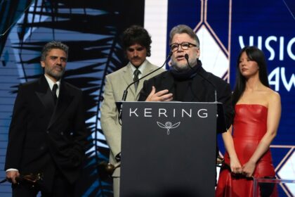 Guillermo del Toro con el elenco de Frankenstein en Palm Springs, compartiendo un mensaje sobre pérdida y humanidad en su discurso