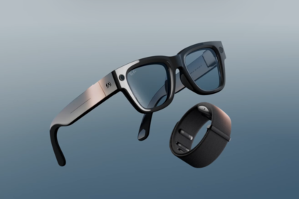 Gafas inteligentes con pantalla microLED de 1.3 pulgadas mostrando notificaciones y comandos de voz en el lente derecho
