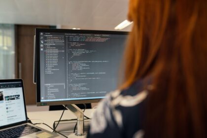 Interfaz de inteligencia artificial creando código automáticamente para reemplazar apps tradicionales en un entorno empresarial