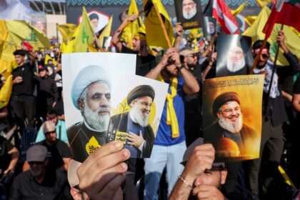 Líder de Hezbollah Hassan Nasrallah bajo escombros tras ataque israelí en Beirut, simbolizando el colapso del grupo respaldado por Irán