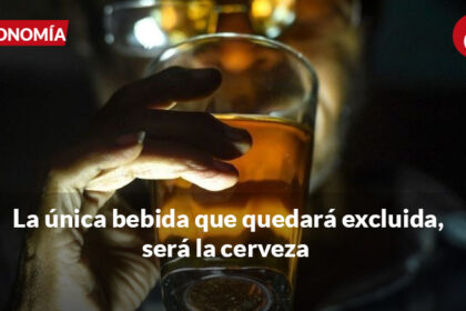 Botellas de aguardiente, ron y whisky con etiquetas mostrando el aumento del IVA al 19% en Colombia, junto a una cerveza excluida de la medida