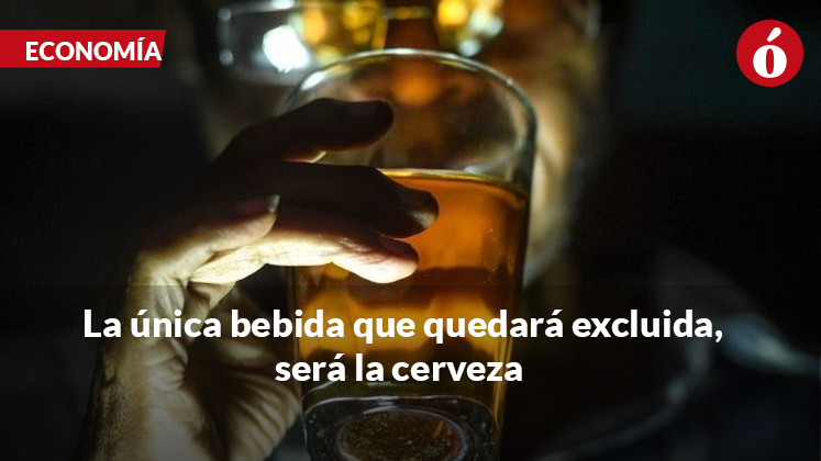 Botellas de aguardiente, ron y whisky con etiquetas mostrando el aumento del IVA al 19% en Colombia, junto a una cerveza excluida de la medida