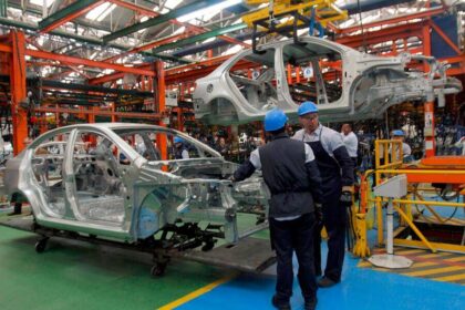 Gráfico comparativo de la caída del 30,5% en inversión extranjera directa en Colombia entre 2023 y 2025, con datos del Banco de la República