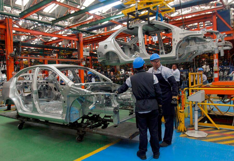 Gráfico comparativo de la caída del 30,5% en inversión extranjera directa en Colombia entre 2023 y 2025, con datos del Banco de la República