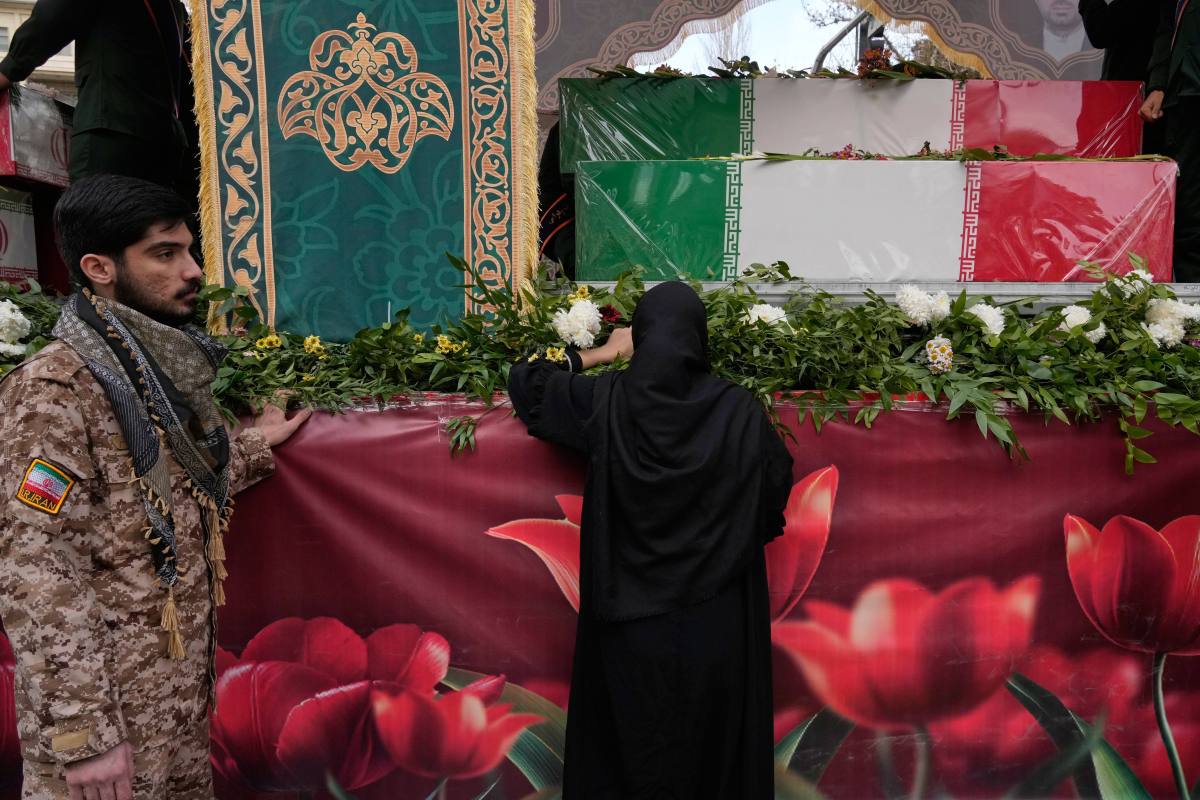 Mujeres con chador y clérigos en funeral de policías iraníes mientras familias buscan a civiles desaparecidos en protestas reprimidas
