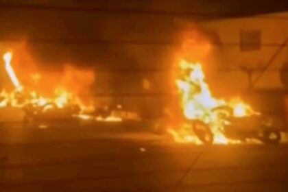 Manifestantes en Irán portando banderas nacionales durante protestas contra el régimen de Jameneí, con cortes de internet y represión militar
