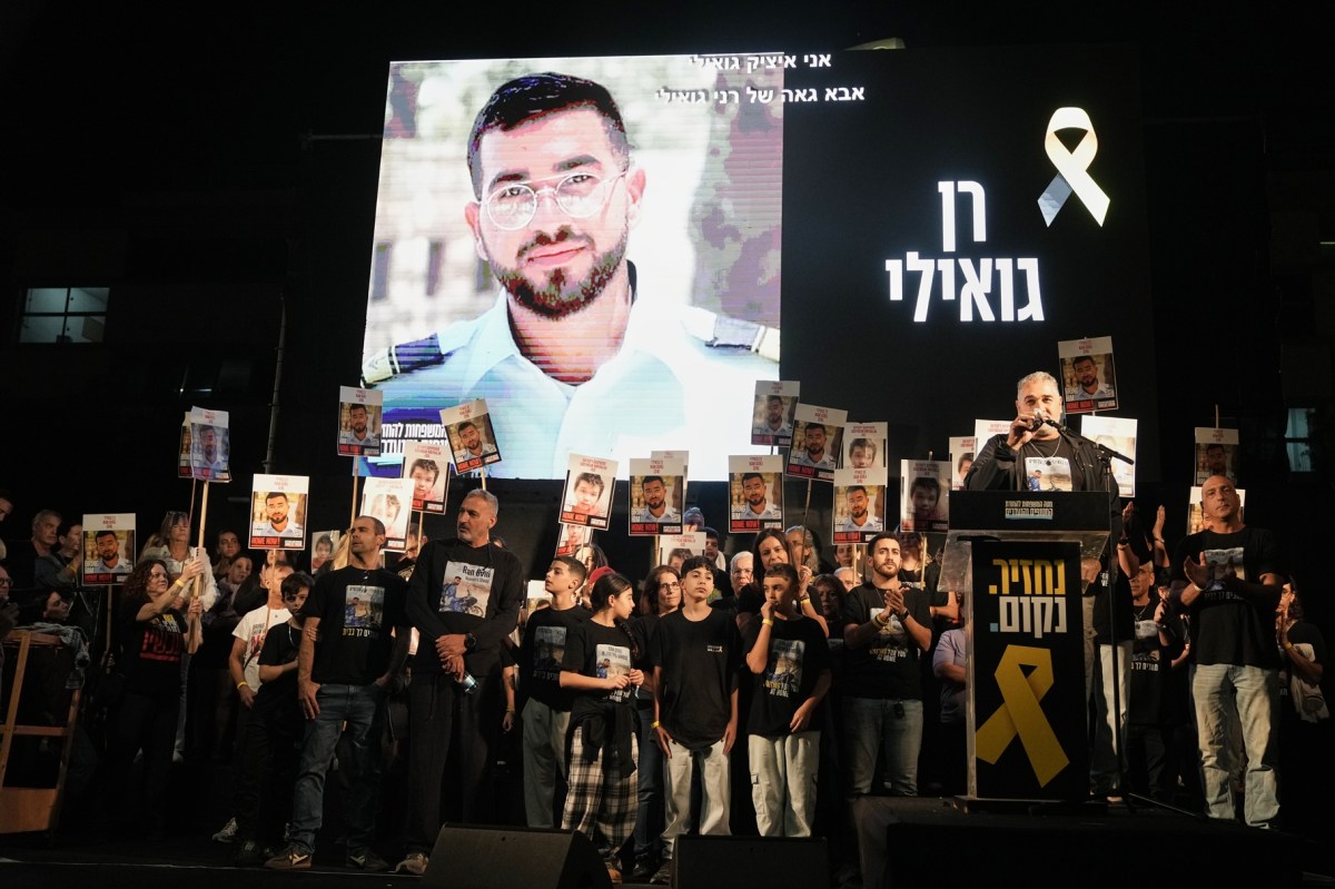 Fotografía de Ran Gvili, policía israelí de 24 años, con uniforme y sonrisa, en el kibutz Alumim donde combatió a militantes de Hamás el 7 de octubre de 2023