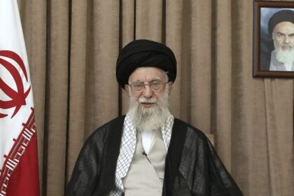 Multitud en Teherán durante protestas violentas en Irán con banderas y consignas contra el Gobierno, vinculadas a acusaciones de intervención extranjera