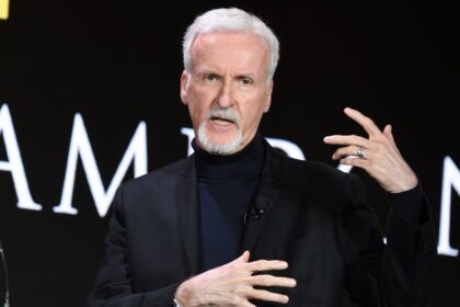 James Cameron celebrando el récord de taquilla con el póster de 'Avatar: Fire and Ash' superando los $1,000 millones