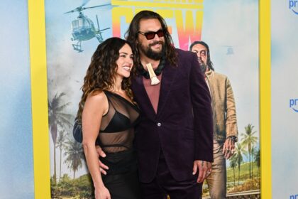 Jason Momoa y Adria Arjona besándose en la alfombra roja del estreno de The Wrecking Crew en Nueva York