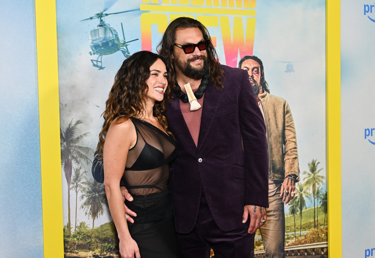 Jason Momoa y Adria Arjona besándose en la alfombra roja del estreno de The Wrecking Crew en Nueva York