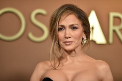 Jennifer López abrazando a sus hijos Max y Emme en el escenario durante su residencia en Las Vegas, celebrando su ingreso a la universidad