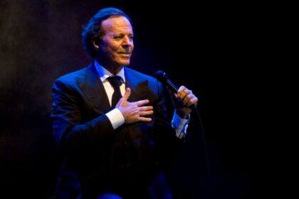 Captura de pantalla de chats de WhatsApp con mensajes afectuosos usados para refutar acusaciones de abuso sexual contra Julio Iglesias