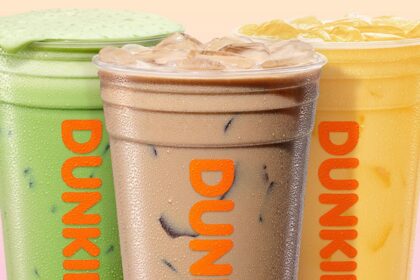 Vaso del Megan's Mango Protein Refresher con 15g de proteína junto a un Chicken Supreme crujiente en pan integral y quesos derretidos