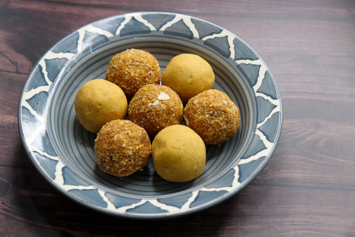 Cinco snacks en envases transparentes de 355 g con códigos UPC visibles: Panjiri, Alsi Pinni, Punjabi Pinni, Besan Laddoo y Besan Laddoo sin azúcar