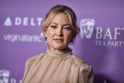 Kate Hudson llorando de emoción en su cama tras conocer su nominación al Oscar 2026 por 'Song Sung Blue'