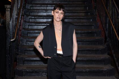 Kristen Stewart detrás de cámaras en un set de filmación oscuro, inspirado en el universo de 'Crepúsculo' con efectos de iluminación dramática y detalles vampíricos