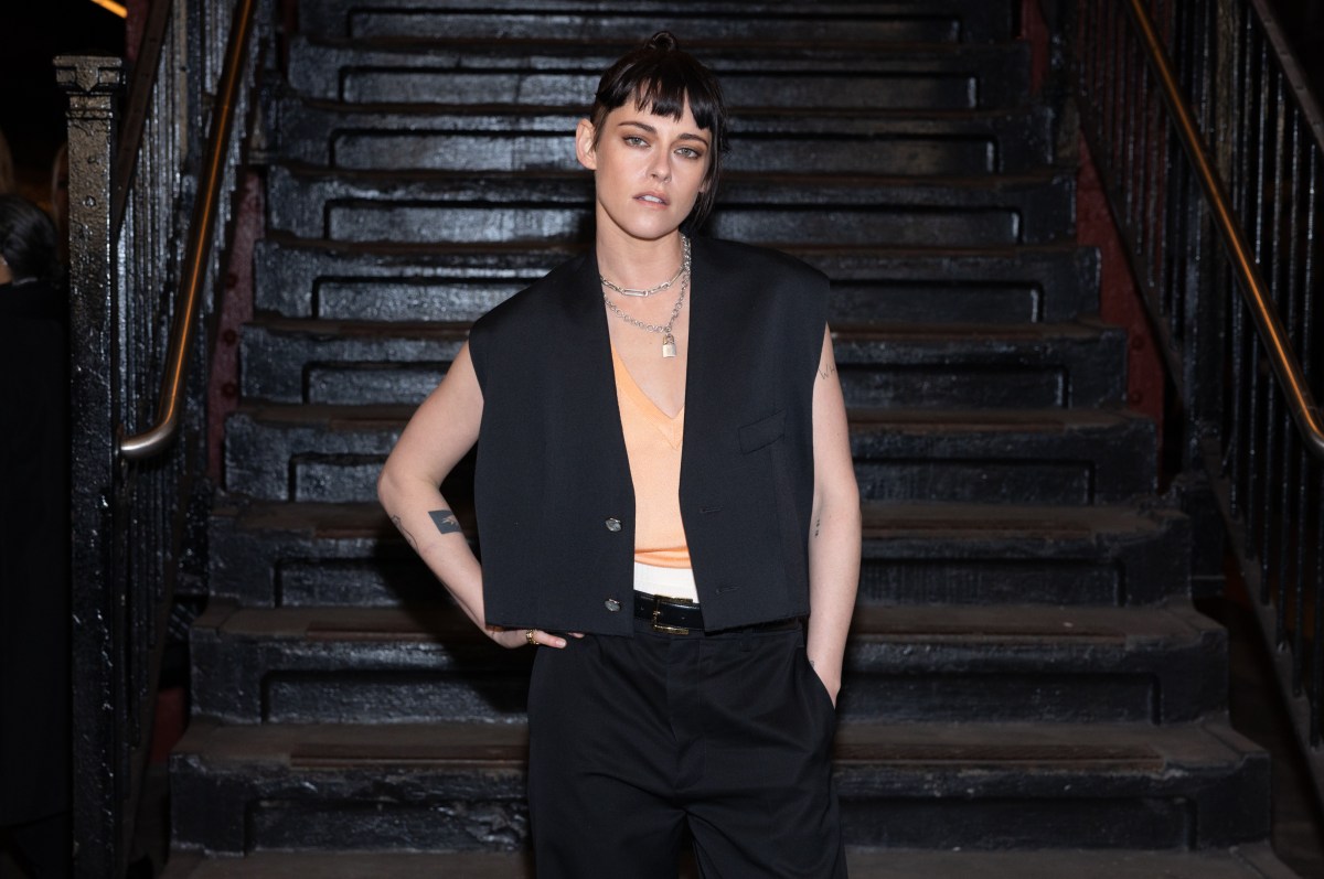 Kristen Stewart detrás de cámaras en un set de filmación oscuro, inspirado en el universo de 'Crepúsculo' con efectos de iluminación dramática y detalles vampíricos