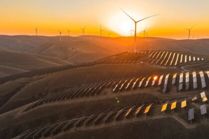 Gráfico de emisiones de CO2 con centros de datos y turbinas eólicas, mostrando cómo la IA amenaza el clima y soluciones con energías renovables