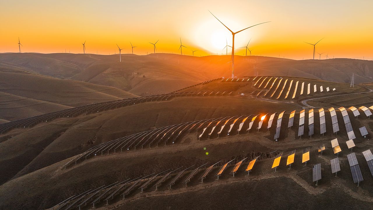 Gráfico de emisiones de CO2 con centros de datos y turbinas eólicas, mostrando cómo la IA amenaza el clima y soluciones con energías renovables