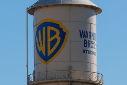 Ejecutivos de Netflix y Paramount en una mesa de negociaciones por Warner Bros. Discovery, con gráficos de crecimiento de YouTube en segundo plano