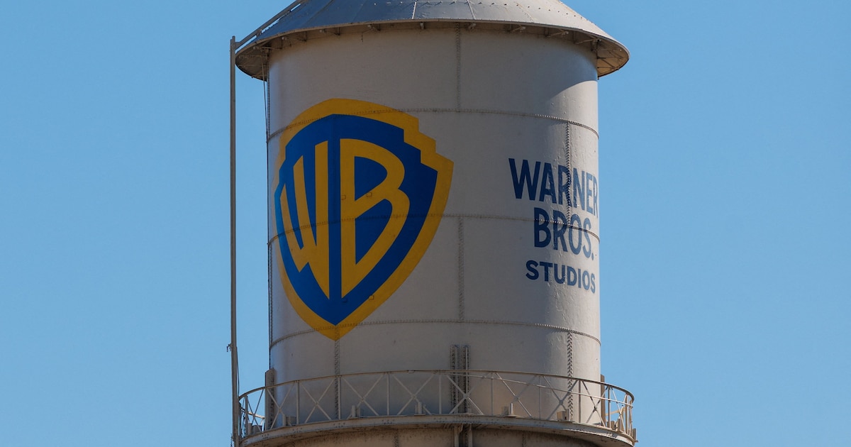 Ejecutivos de Netflix y Paramount en una mesa de negociaciones por Warner Bros. Discovery, con gráficos de crecimiento de YouTube en segundo plano