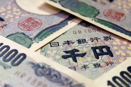 Tablero electrónico en Tokio mostrando la caída histórica del yen frente al dólar el 23 de enero de 2026, reflejando turbulencia en mercados globales