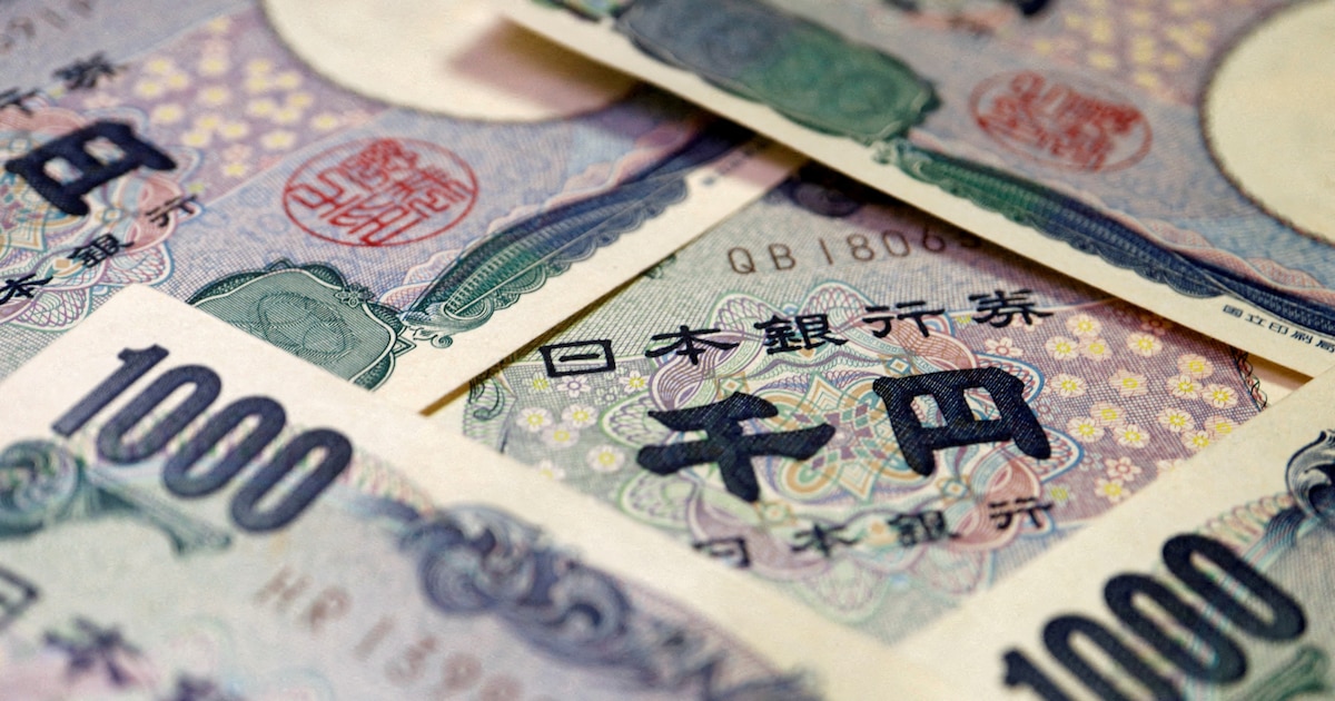 Tablero electrónico en Tokio mostrando la caída histórica del yen frente al dólar el 23 de enero de 2026, reflejando turbulencia en mercados globales