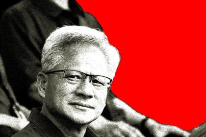Jensen Huang en bicicleta por Shanghái mientras se aprueba la venta de 400.000 chips H200 a empresas chinas como ByteDance y Alibaba