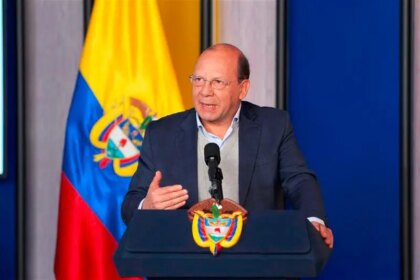 Persona repostando gasolina en una estación de servicio con precios reducidos en febrero según ajuste del Gobierno