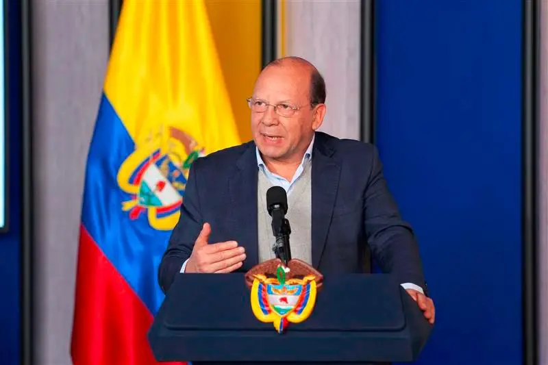 Persona repostando gasolina en una estación de servicio con precios reducidos en febrero según ajuste del Gobierno