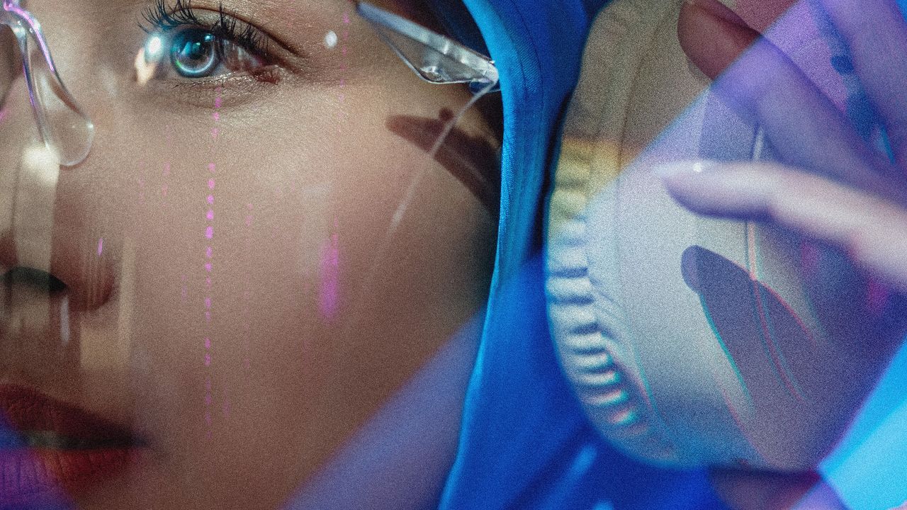 Auriculares con cancelación de ruido inteligente mostrando una interfaz holográfica que filtra sonidos ambientales en tiempo real, destacando voces específicas