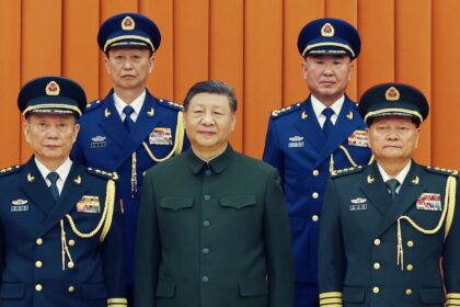 Xi Jinping revisando tropas del Ejército Popular de Liberación durante un desfile militar en 2025, con oficiales leales tras la purga de altos mandos