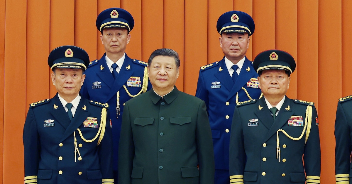 Xi Jinping revisando tropas del Ejército Popular de Liberación durante un desfile militar en 2025, con oficiales leales tras la purga de altos mandos