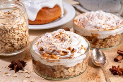 Tazón de avena integral con semillas de chía y manzana, desayuno rico en fibra y proteína para energía estable