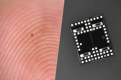 Microbot autónomo de 210 micrómetros junto a un grano de sal, mostrando su sistema integrado de computación y sensores en miniatura