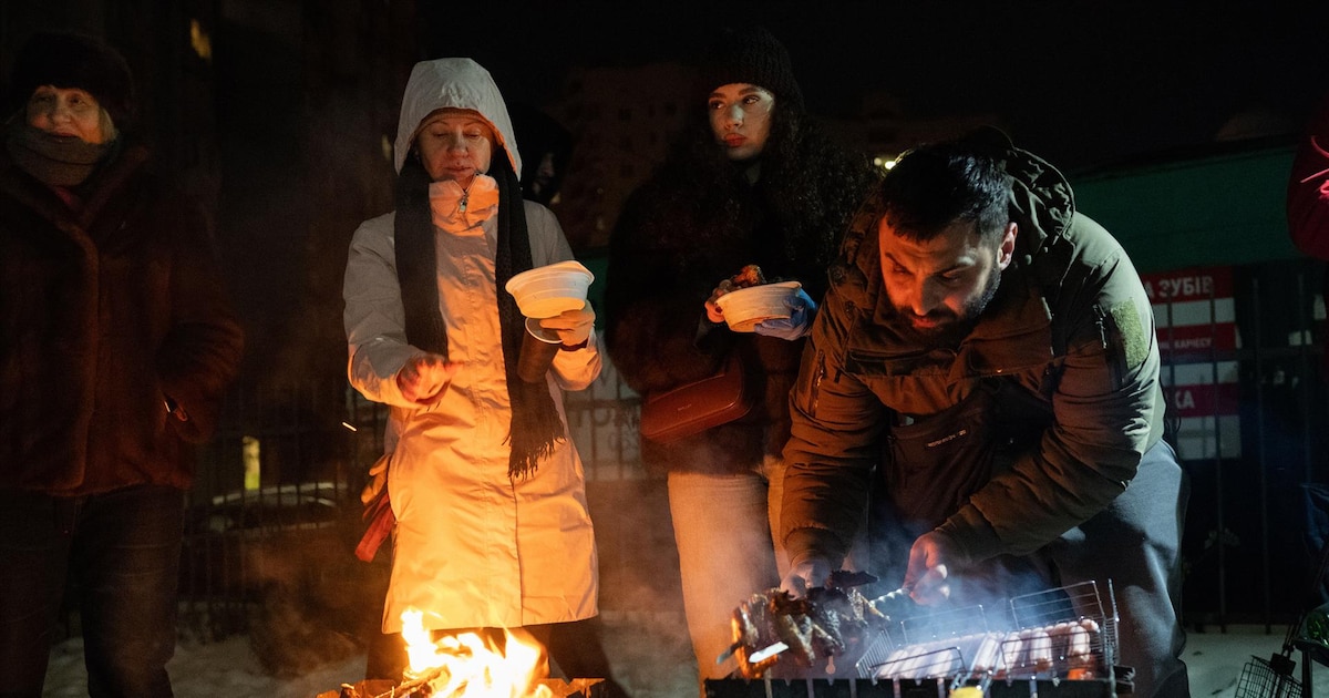 Trabajadores reparando cables eléctricos cubiertos de hielo en Troyeshina, Kiev, durante la crisis por ataques rusos a la red energética