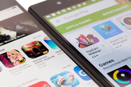 Pantalla de smartphone mostrando apps de IA que generan imágenes sexuales sin consentimiento, con advertencia de privacidad violada
