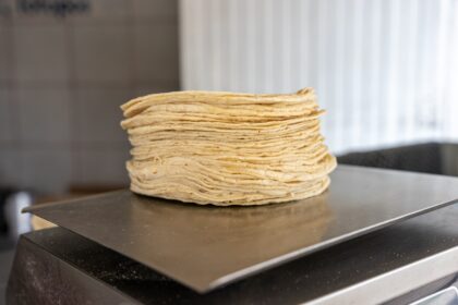 Tortillas y tamales hechos con harina de maíz fortificada con ácido fólico para prevenir defectos en recién nacidos según ley de California 2026