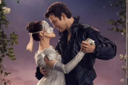 Benedict Bridgerton y Sophie Baek en un baile de máscaras, buscando a la misteriosa Dama de Plata en la cuarta temporada de Bridgerton