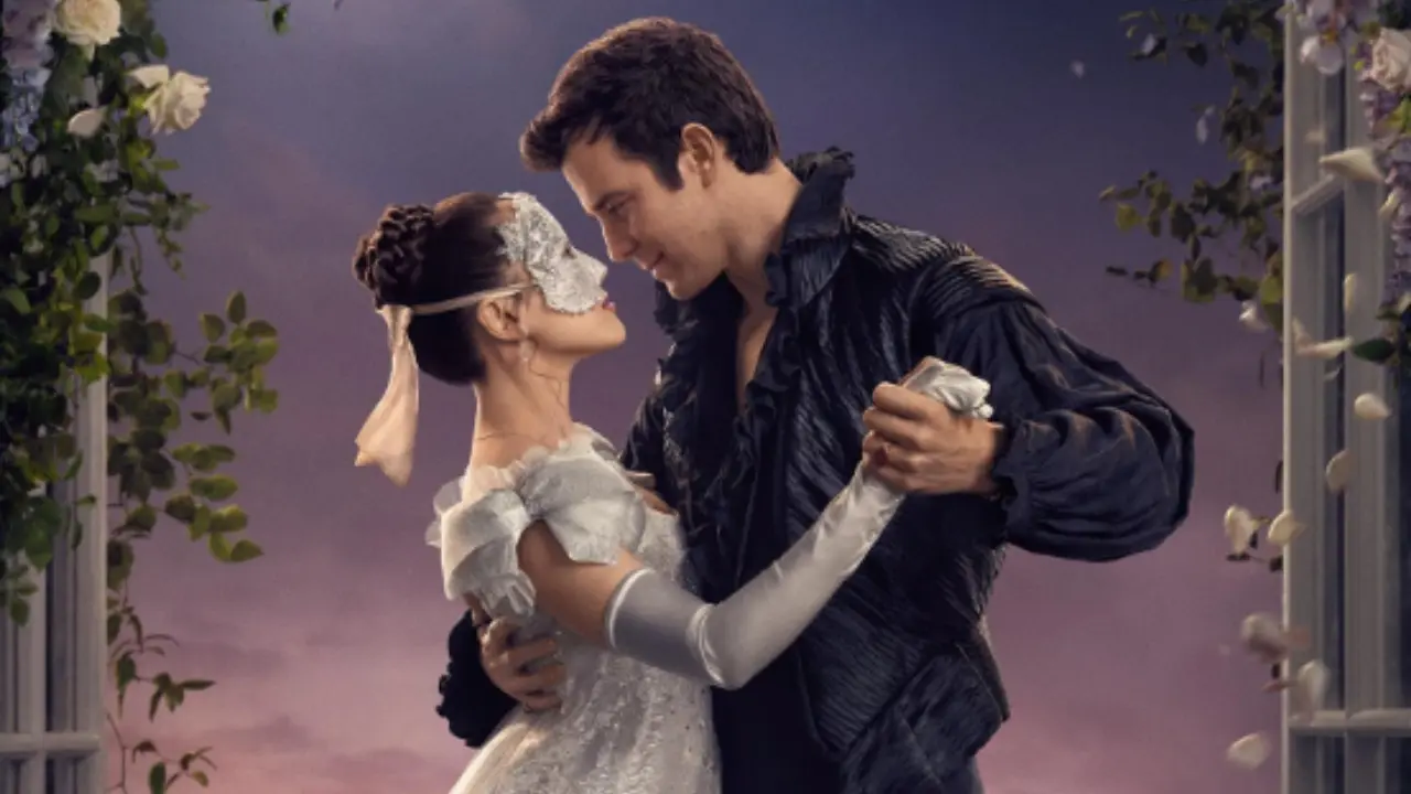 Benedict Bridgerton y Sophie Baek en un baile de máscaras, buscando a la misteriosa Dama de Plata en la cuarta temporada de Bridgerton