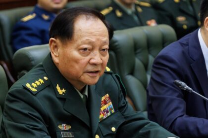 General Zhang Youxia en uniforme militar durante una reunion de alto mando del EPL, con oficiales observando un mapa de operaciones