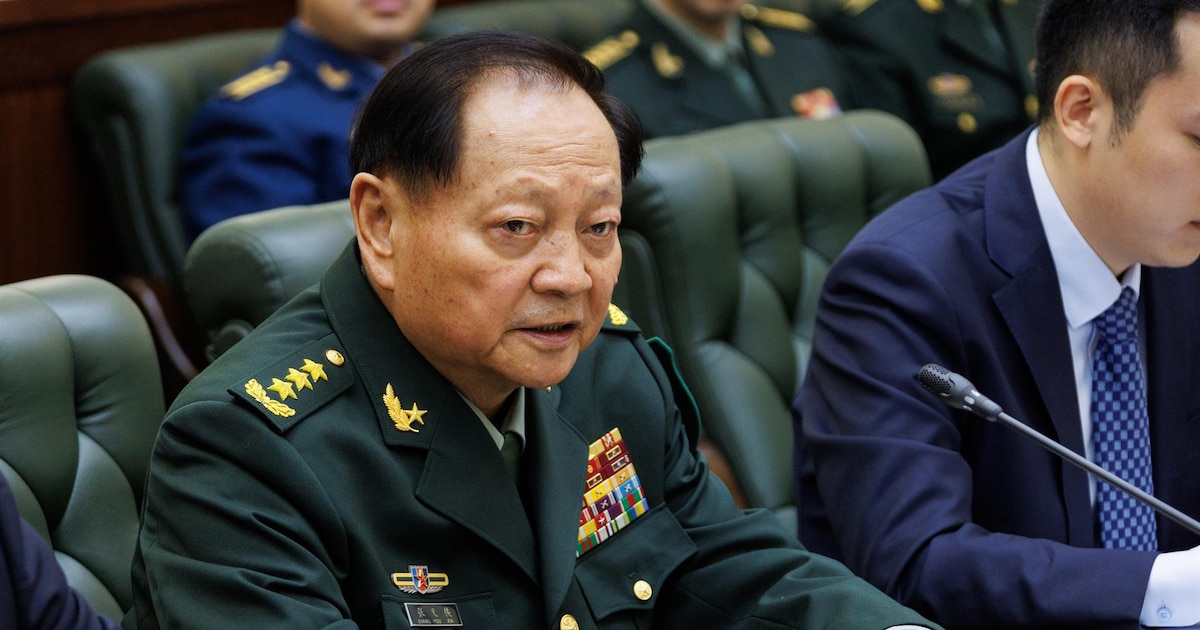 General Zhang Youxia en uniforme militar durante una reunion de alto mando del EPL, con oficiales observando un mapa de operaciones