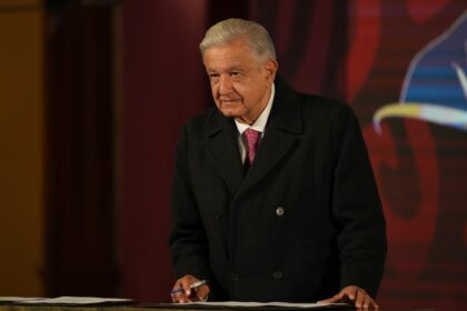 Andrés Manuel López Obrador criticando la operación militar de EE.UU. en Venezuela con un mensaje sobre soberanía y libertad