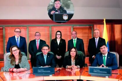 Sala de magistrados de la Corte Constitucional votando la suspensión provisional del decreto de emergencia económica en sesión clave
