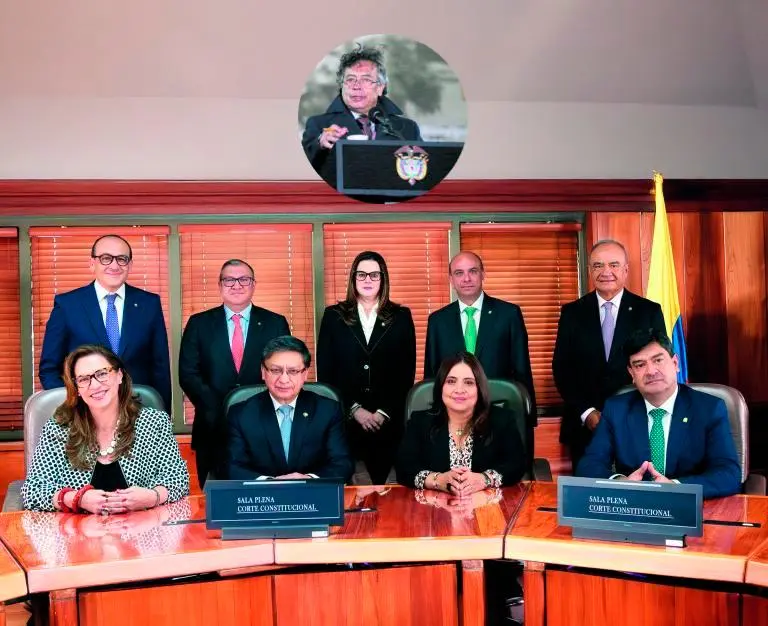 Sala de magistrados de la Corte Constitucional votando la suspensión provisional del decreto de emergencia económica en sesión clave
