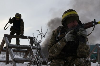 Soldados ucranianos con chalecos antibalas y fusiles de asalto entrenando en Zaporizhzhia bajo alerta militar europea 2026